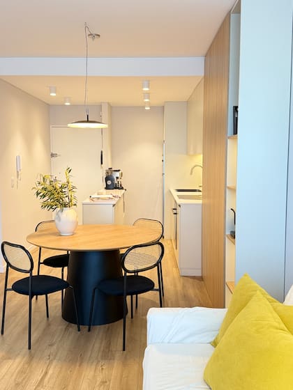 En la entrada, plafones graduables 'Linder' (Dimm Iluminación). A continuación, el comedor y la mesa modelo 'Pacman', con pie de chapa y tapa en paraíso laqueado con poro abierto (Cúmulo)