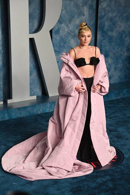 En la entrega de premios, la británica Florence Pugh posó con una osada combinación de minivestido negro debajo de otro con gran falda y mangas con volumen de Valentino Alta Costura.