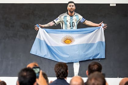 En la entrega del premio al jugador con más títulos en la historia del fútbol, Lionel Messi tuvo un regalo extra: un cuadro con una foto en Qatar 2022 con la bandera argentina