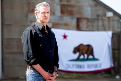 En la entrevista del lunes, Newsom negó que los migrantes indocumentados estén desplazando a trabajadores estadounidenses (AP foto/Noah Berger)