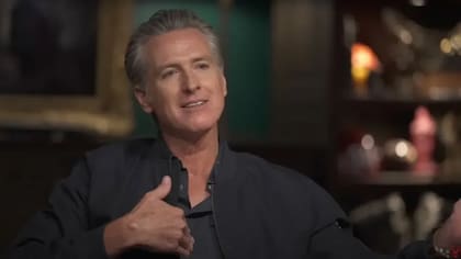 En la entrevista, Newsom defendió a los inmigrantes indocumentados en California y destacó su papel esencial en la economía del estado