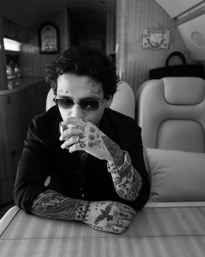 En la entrevista, Nodal también dijo que si no hubiera sido cantante habría sido tatuador