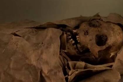 En la envoltura mortuaria de cuatro de las momias guanches los arqueólogos encontraron huesos de otras personas, más antiguos que el propio cadáver momificado