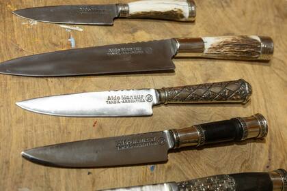 En la época de máxima producción, y dependiendo del nivel de artesanía y dificultad, un cuchillo le podía llevar de 2 a 4 días de trabajo, en jornadas de 8 horas.