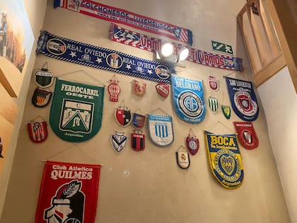 En la escalera se exhiben equipos de fútbol y fotografías de luxemburgueses que emigraron a la Argentina, cuyos descendientes hoy siguen viviendo allí como argentinos