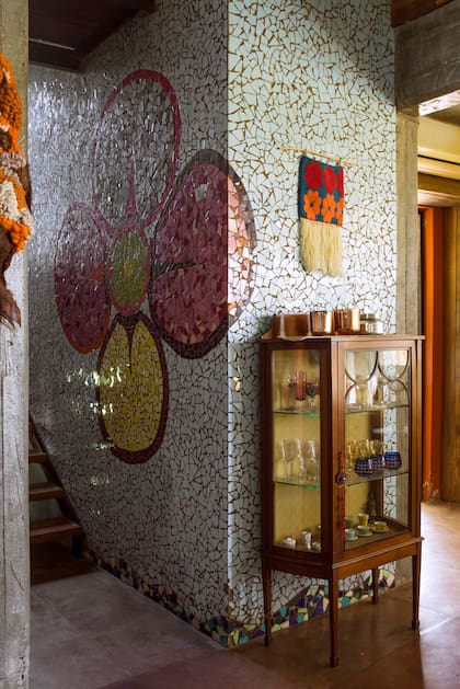 En la escalera, una de las muchas intervenciones de Pablo: un mural de azulejos. “La flor representa a los cinco integrantes de nuestra familia”, nos explica.