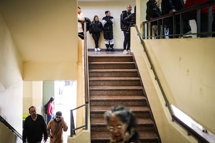En la Escuela Delpini, frente a la villa 20, la votación empezó dos horas tarde porque estaban sin luz