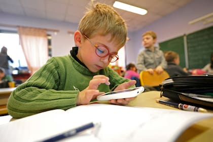 En la escuela Inmaculada Concepción, en Seclin, Francia, un alumno aprende a leer y escribir usando Twitter