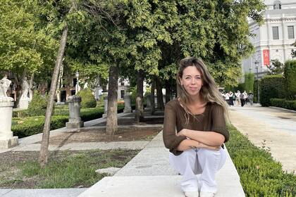 En la Escuela Superior de Cerámica, Micaela halló su espacio para impartir clases para adultos: “transmitiendo el amor por el barro”.