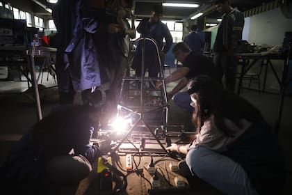 En la escuela técnica Fray Luis Beltrán se escribe poesía en medio de la vida industrial