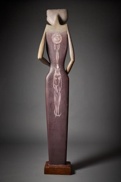 En la espalda, de color lavanda, se ve una diosa parecida a un lobo y un espíritu diente de león