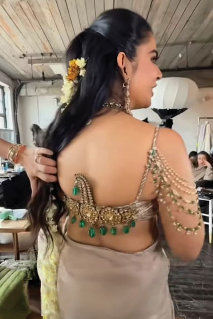 En la espalda, el detalle
de un broche del turbante del último monarca de
Hydebarad (de la era Nizam), que hoy está en el
cofre de Nita Ambani
