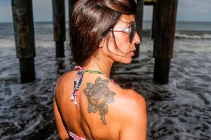 En la espalda, Maria Jose Campos se tatuó una rosa