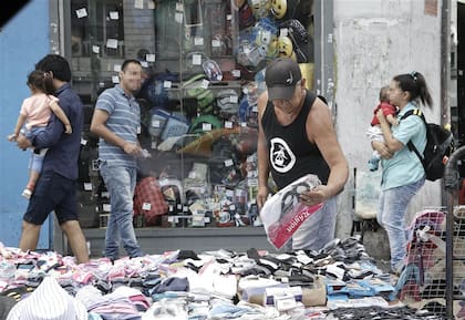 Un puesto ilegal en Falcón y Montiel, en la vereda de un comercio