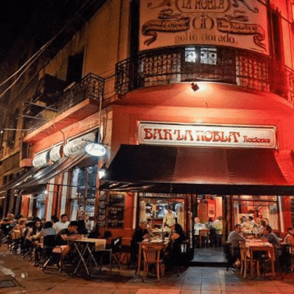 En la esquina de la casa que dio vida a Okupas funcionó un conocido local gastronómico que, tras su cierre, selló la suerte de todo el edificio