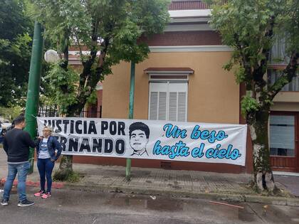 En la esquina del Palacio de Tribunales colocaron un pasacalle con la imagen del rostro de víctima y la frase: "Un hasta beso al cielo"