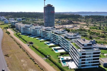 En la esquina que da hacia la desembocadura de La Barra se encuentran los bloques de Tiburón Terrazas y en el futuro estará también The Rock