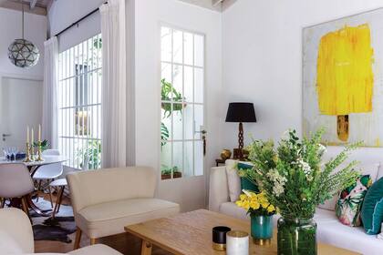 Ahora con sillones en tonos neutros, el living tiene una nueva perspectiva. El foco visual, se lo lleva la pintura de gran formato.