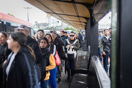 En la estación Constitución las colas son de más de una cuadra
