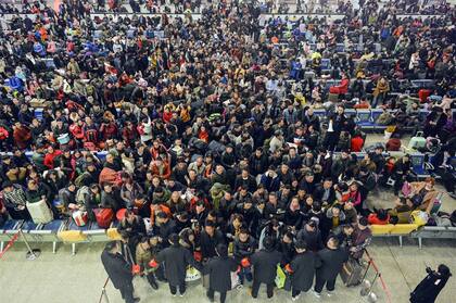 En la estación de tren de Hankou, ayer empezaron las aglomeraciones