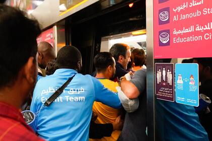 En la estación Mushiereb, el centro neurálgico del metro de Doha, es difícil entrar a los vagones repletos en horarios de los partidos