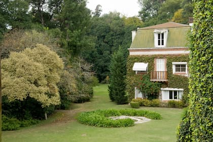 En la estancia, el estilo francés del jardín se combina con el estilo Tudor de la casa.