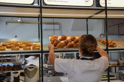 En la estructura que separa la cocina del salón se exhibe la viennosierie, con increíbles medialunas, croissants, danesas y otras piezas de facturería que van rotando según el momento del día.