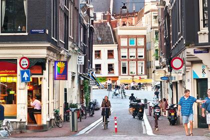 En la ex Holanda, hay más bicicletas (23 millones) que habitantes (17 millones) y es el país con más rodados en relación con su población. Cada persona en promedio realiza 300 viajes por año y recorre 900 kilómetros. Hay 88.000 kilómetros de rutas adaptadas, entre carriles y caminos comarcales para ir en dos ruedas