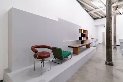 En la exhibición que presenta Fundación Proa en sus salas incluye tres piezas realizadas por Charlotte Perriand, representativas de su visión del diseño moderno. "iAquí estamos! Mujeres en el diseño. 1900 - Hoy" fue producida por el Vitra Design Museum