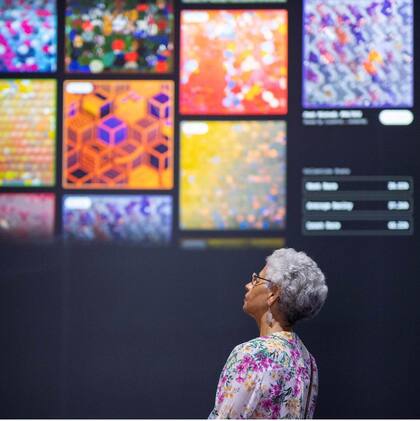 En la exposición montada por Tezos en Art Basel se invitaba a los visitantes a acuñar obras NFT de arte generativo