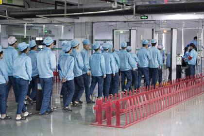 En la fábrica de OnePlus las medidas de seguridad son muy estrictas: todos los empleados pasan por un detector de metales