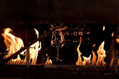 En la fabricación de una copa intervienen diez operarios.