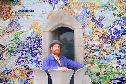 En la fachada de Casa Batlló. Durante cinco años, Joaquín interpretó a Gaudí en visitas teatralizadas.