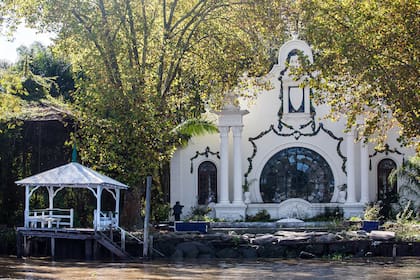 En la fachada de la casa prevalece un inmenso vitral semicircular que representa una telaraña gigante y colorida, por el cual se accede a la vivienda