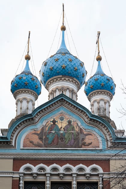 En la fachada, las cúpulas azules destacan sobre los edificios grises del barrio