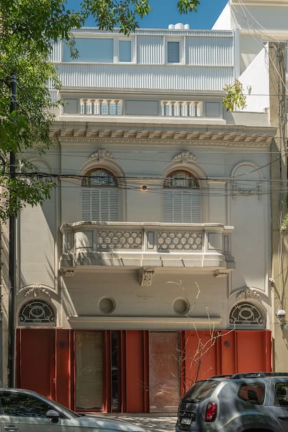 En la fachada se restauraron los ornamentos que pudieron salvarse, y se sumó un frentín contemporáneo diseñado con planchuelas de chapa en rojo ladrillo (Estudio BLAA & Pacífico Oficina).