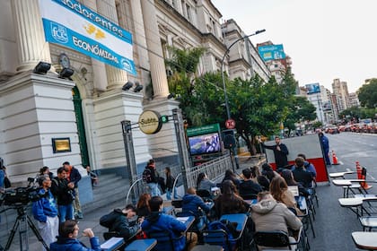 En la Facultad de Ciencias Economicas de UBA se desarrolla una Clase Pública, sobre la av. Córdoba en reclamo del cumplimiento de la Ley de Financiamiento Universitario.