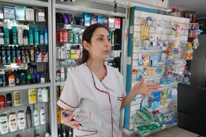 En la farmacia frente al hospital de Lules, Mariana Campero se refiere a la escasez de repelente en la región 