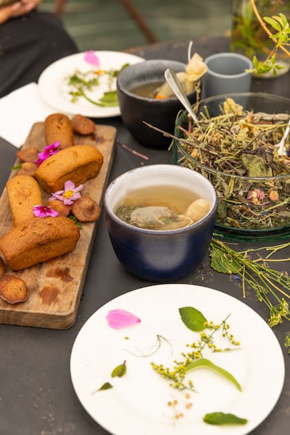 En La Fenière proponen experiencias con té y hierbas.