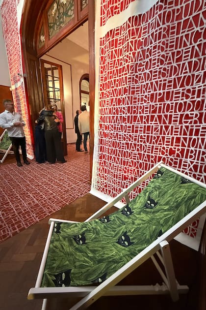 En la Feria a.362 de Resistencia, Chaco, reciben las reposeras de Delia Cancela y la instalación de Pablo Lhemann