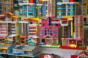 En la Feria de Alasitas de La Paz se venden "cholets" en miniatura, tal como lo muestra Florencia Blanco en Fundación Larivière