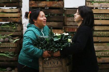 En la feria para la venta minorista se destacan: tomate agroecológico a $25 por kilo; lechuga agroecológica a $35 por kilo; harina 0000 a $35 por kilo, y queso cremoso a $220 por kilo