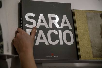 En la feria se puede conseguir el libro dedicado a Sara Facio, la artista homenajeada en esta edición