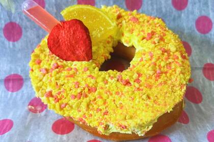 En la feria se puede probar un donut cubierto con crema de mantequilla de limón, crujiente de limonada de fresa y adornado con gomitas de limón y una rodaja de fresa liofilizada (Florida State Fair)