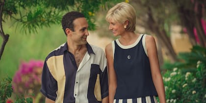 En la ficción, Debicki recrea los últimos años de Lady Di. Aquí, junto al actor escocés de origen egipcio, Khalid Abdalla, quien se pone bajo la piel de Dodi Al-Fayed.