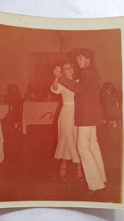 En la fiesta de 15 de Viviana, la joven baila con su hermano Alberto que falleció en 2018.