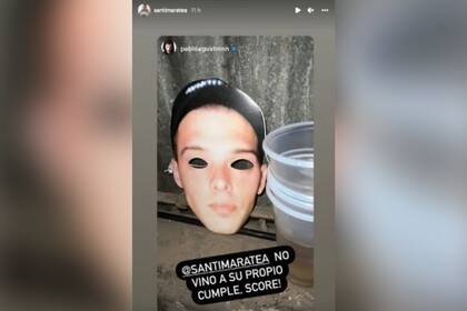 En la fiesta hubo máscaras con la cara del influencer (Foto: Instagram @santimaratea)