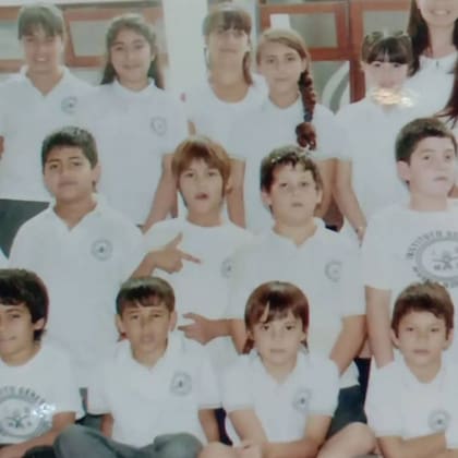 En la fila del medio, el segundo desde la derecha es Elián Valenzuela, el niño que al crecer se convertiría en L-Gante