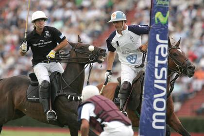 En la final de 2005, la primera entre Cambiaso y los Pieres (en la imagen, Gonzalo –h.–), a Lencina le tocó una controvertida situación: indicó como "fuera" una bocha que pegó en la bandera de uno de los mimbres; Adolfito y sus compañeros discutieron, pero el banderillero tenía razón.