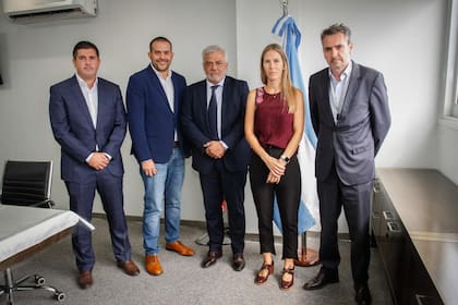 En la firma del convenio para ampliar Ezeiza estuvieron Daniel Ketchibachian, CEO de Aeropuertos Argentina; el presidente del directorio del Organismo Regulador del Sistema Nacional de Aeropuertos (Orsna), Hernán de Arzuaga Pinto; el director General de Aduanas (DGA), José Veliz; y la gerente general de la Cámara Argentina de Prestadores de Servicios Internacionales Aeroexpresos (Capsia), Luciana Larsen